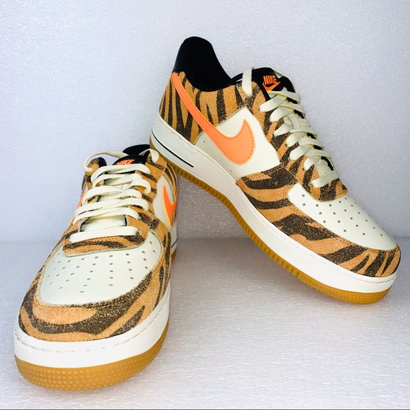 nike daktari stripes